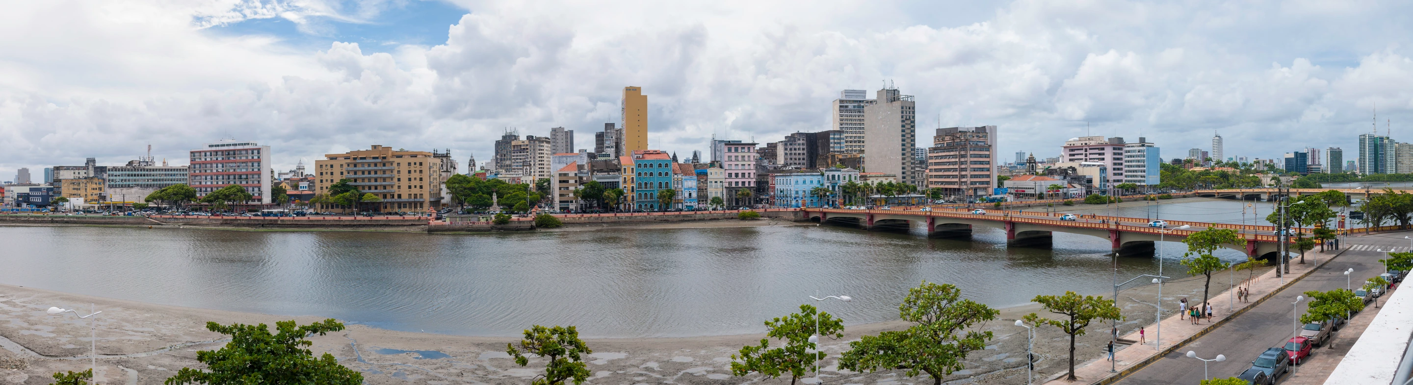 Rio Capibaribe, ponte e paisagem urbana de Recife, em fotografia de Wilfredor